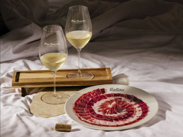 Plato de jamón ibérico con copas de vino Rías Baixas