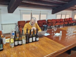 Álvaro Ribalta catando vinos en la DO Utiel-Requena