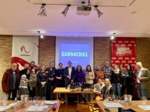 Grupo de Masters of Wine en cata de Garnachas en Navarra