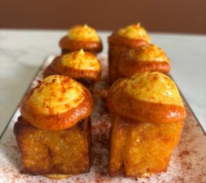 Patatas bravas con alioli y pimentón de la Vera en un plato