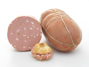 Mortadella Bologna IGP con su característico color y textura, acompañada de un panecillo.