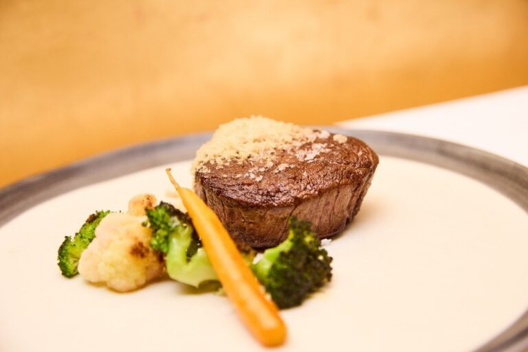 Solomillo con foie y verduras salteadas en Calvero