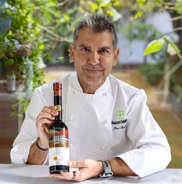 Paco Roncero sosteniendo una botella de AOVE Rincón de la Subbética