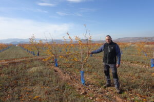 Agricultor mostrando un pavoro en su campo en Uruñuela