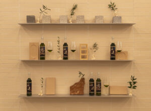 Botellas de aceite de oliva en estantería durante evento de Picualia