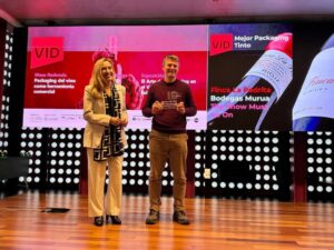 Entrega del premio a Mejor Packaging de Vino Tinto a Finca La Pedrita