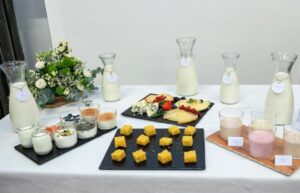 Mesa con productos lácteos y postres variados en una presentación