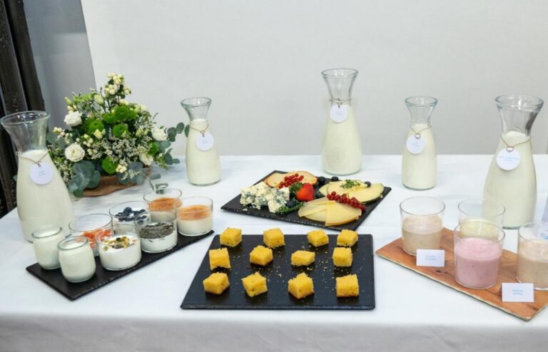 Mesa con productos lácteos y postres variados en una presentación