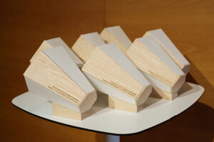 Trofeos del Premio Alejandro Echevarría en una mesa