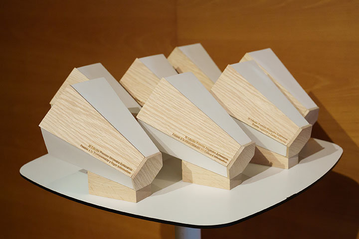 Trofeos del Premio Alejandro Echevarría en una mesa