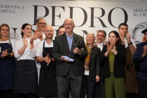 Pedro Subijana recibiendo un reconocimiento en Basque Culinary Center