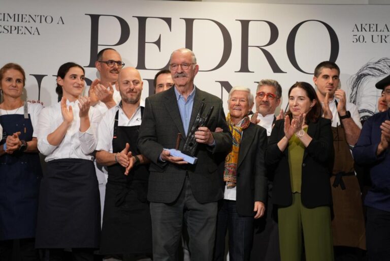 Pedro Subijana recibiendo un reconocimiento en Basque Culinary Center
