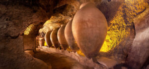 Interior de las cuevas de la Villa en Requena con tinajas de barro