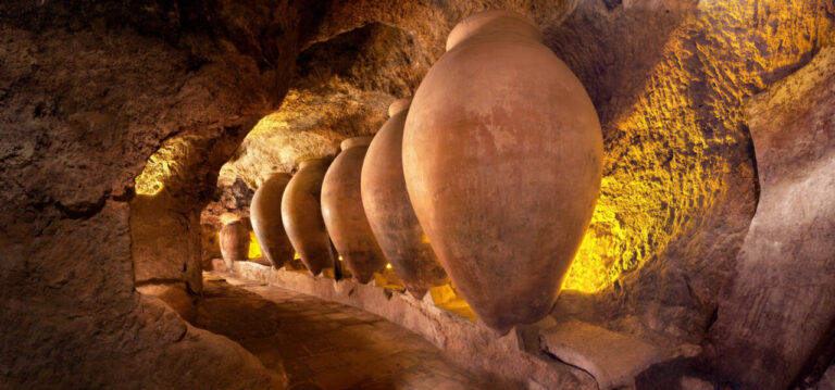 Interior de las cuevas de la Villa en Requena con tinajas de barro