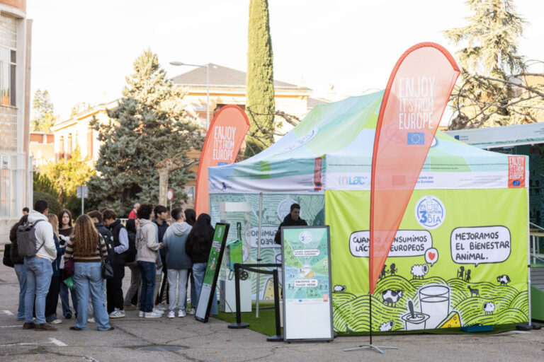 Grupo de personas en un evento del roadshow de InLac sobre lácteos europeos.