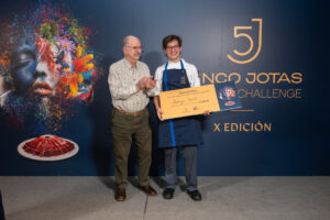 Rodrigo Doval recibiendo premio en el Cinco Jotas Challenge