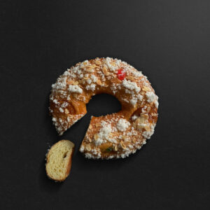 Roscón de Reyes con frutas y almendras decorativas