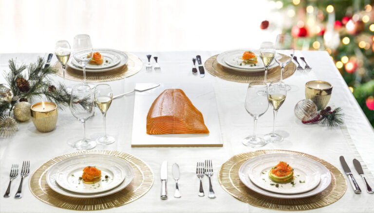 Salmón ahumado en una mesa navideña elegante con aperitivos