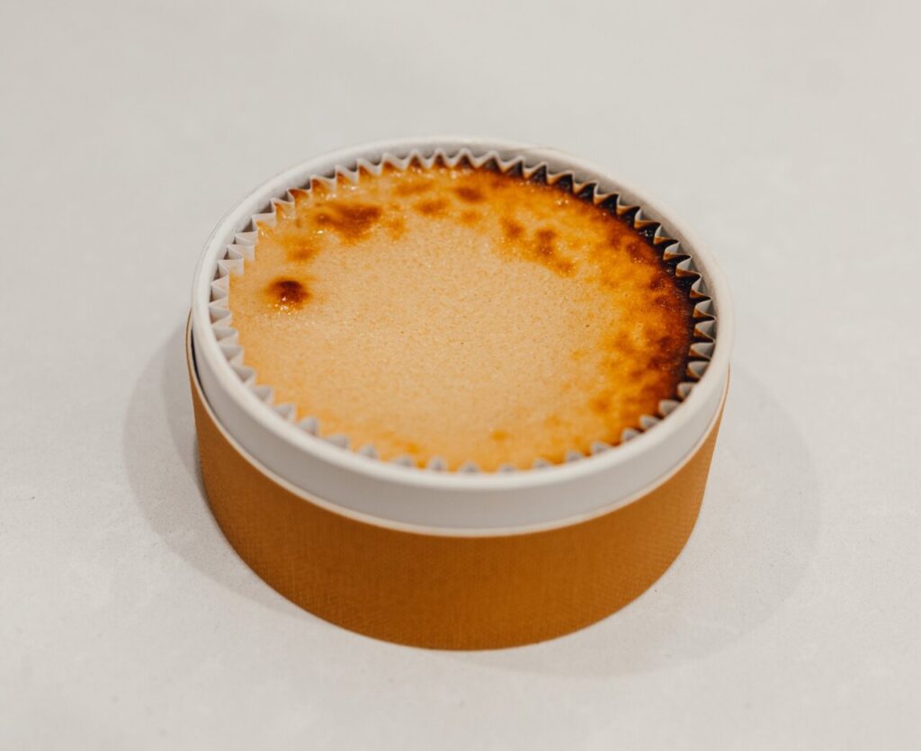 Tarta de queso de Bistronómika en un recipiente elegante