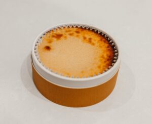 Tarta de queso de Bistronómika en un recipiente elegante