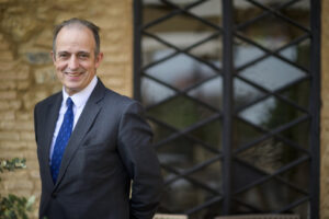 Toni Gerez sonriendo en la Residencia del Embajador de Francia