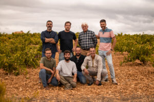 Grupo de viñerones en viñedos de Utiel-Requena