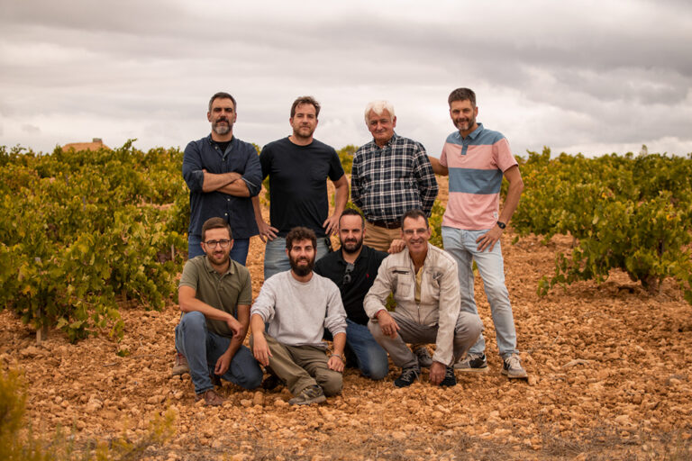 Grupo de viñerones en viñedos de Utiel-Requena