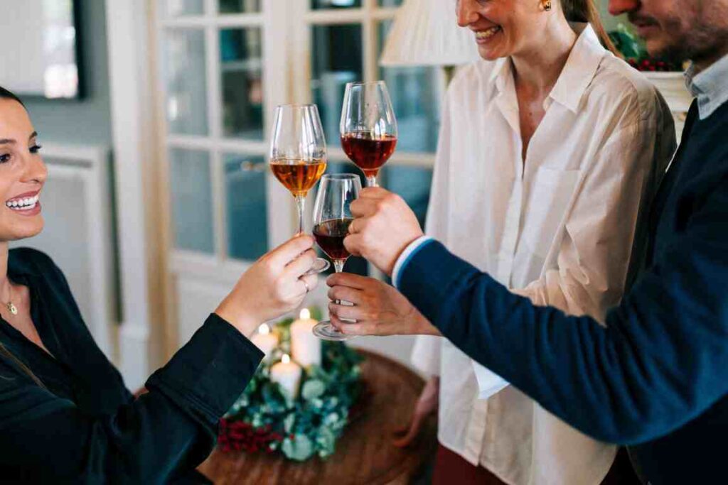 Grupo de personas brindando con copas de vino en una celebración