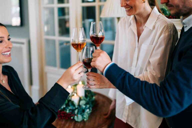 Grupo de personas brindando con copas de vino en una celebración