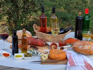 Mesa con productos locales de las Illes Balears, incluyendo vino y pan.