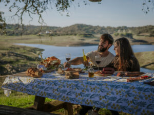 Pareja disfrutando de una comida al aire libre en Extremadura