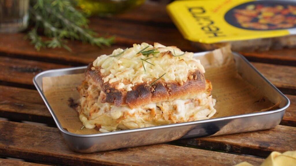 Bocadillo de canelones vegetales de Heura en bandeja