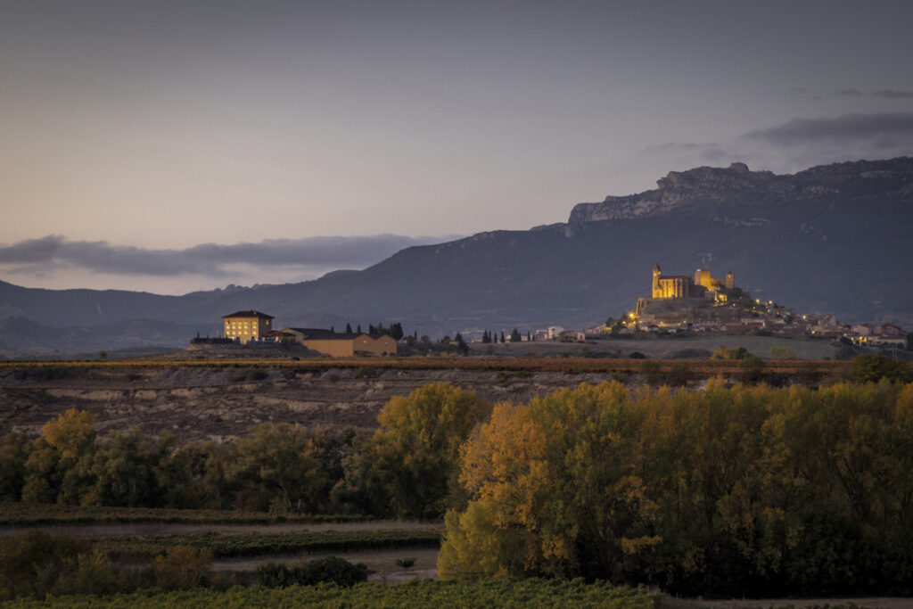 Vista panorámica de la Bodega Hacienda López de Haro al atardecer