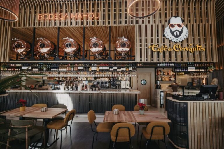 Interior del Café de Cervantes en la Plaza de España, Madrid.