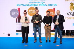 Premiación de vinos en Galicia con ganadores mostrando sus trofeos.