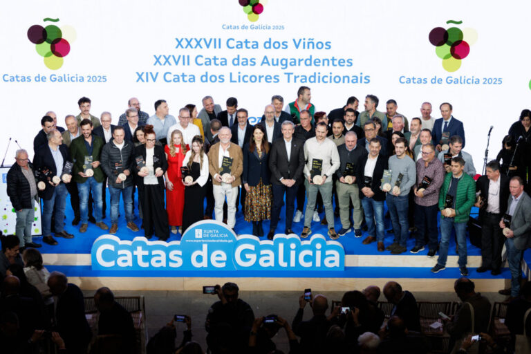 Grupo de personas en evento de Catas de Galicia 2025 con premios