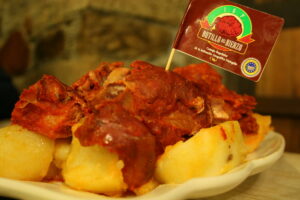 Plato de botillo del Bierzo con patatas y bandera IGP