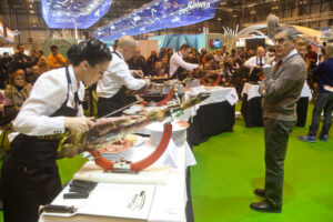Competencia de cortadores de jamón en el Salón Gourmets