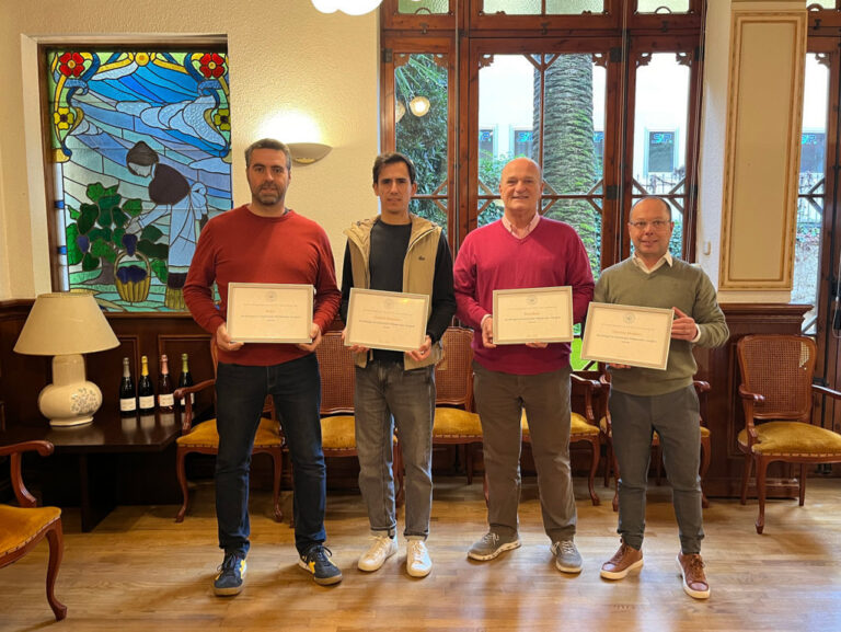 Cuatro nuevos elaboradores integrales de la D.O. Cava sosteniendo certificados