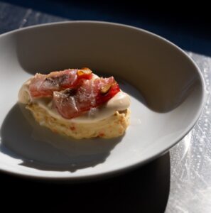 Plato de ensaladilla rusa con ventresca de atún en La Recaleta