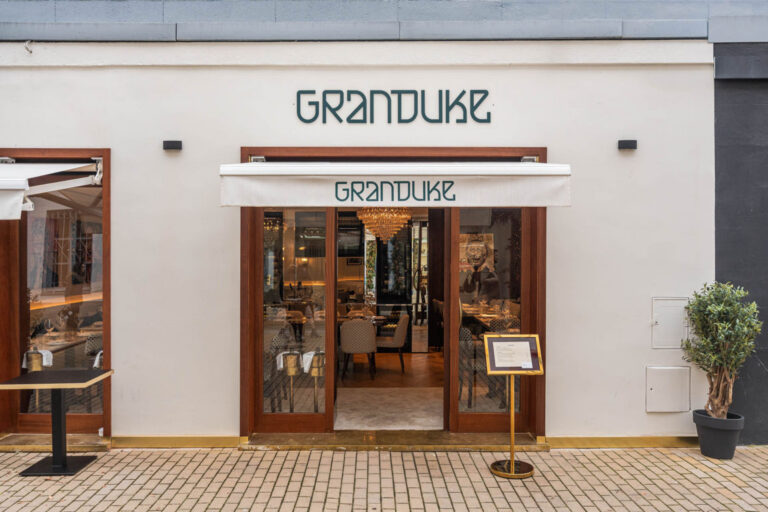 Fachada del restaurante GranDuke en el barrio de Salamanca, Madrid.