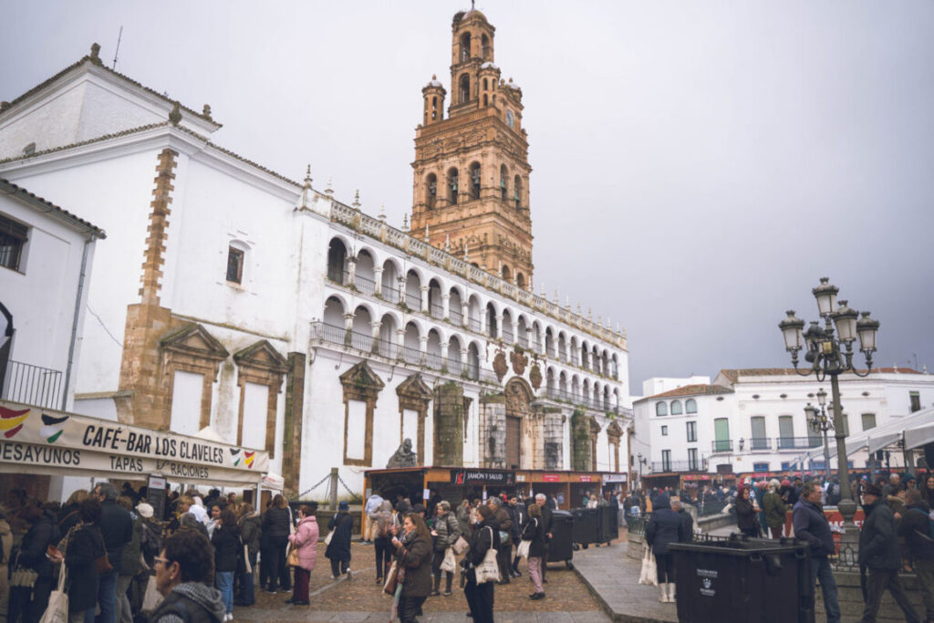 Celebración de la Matanza Tradicional en Llerena con gente en la plaza.