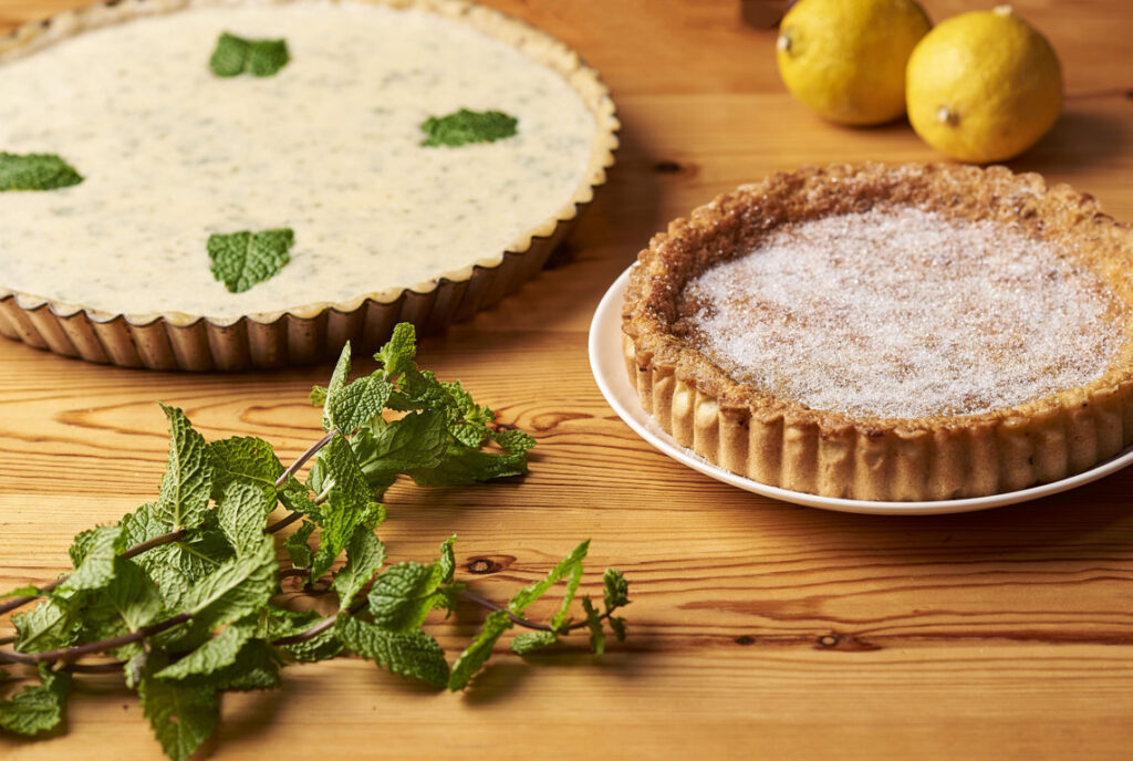 Flaó, un postre tradicional ibicenco, en una mesa de madera
