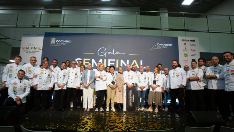 Grupo de cocineros y camareros en la semifinal del concurso en Alicante