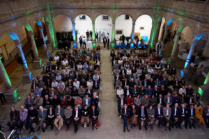 Vista general de la gala de catas de vinos en Galicia con gran afluencia de público.