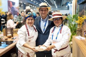 Chefs de Guayas y Manabí en Madrid Fusión mostrando platos típicos