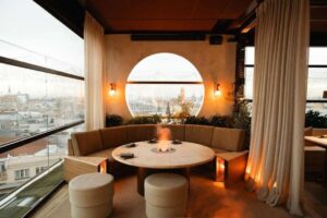 Vista interior del restaurante Makáá en el Hotel Thompson Madrid