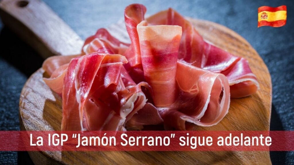 Plato de jamón serrano en una tabla de madera