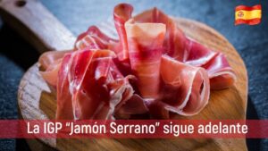 Plato de jamón serrano en una tabla de madera