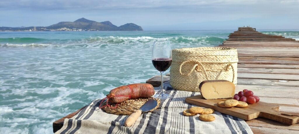 Mesa con productos locales de las Illes Balears junto al mar